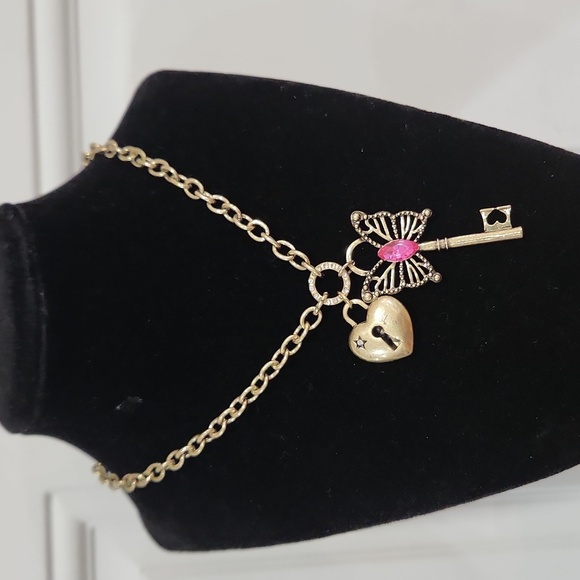 🦋🔹️🔑 Betsey Johnson🔹️ Butterfly Lock Key Gold and Pink Charm Necklace🦋✨️ - Picture 1 of 9